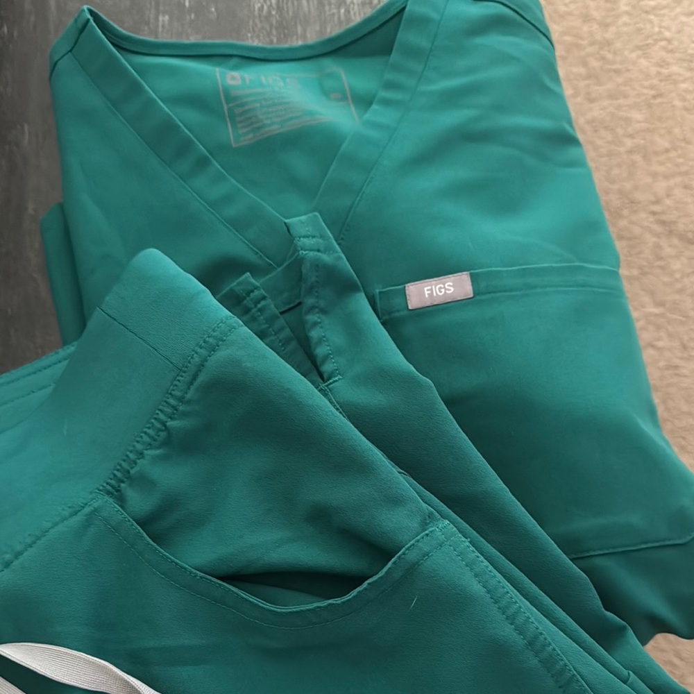 Figs Hunter Green scrub set